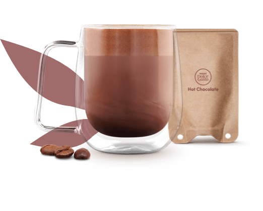 tasse avec du chocolat chaud à côté d'un sachet à base de papier