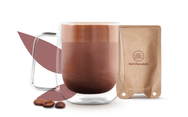 tasse avec du chocolat chaud à côté d'un sachet à base de papier
