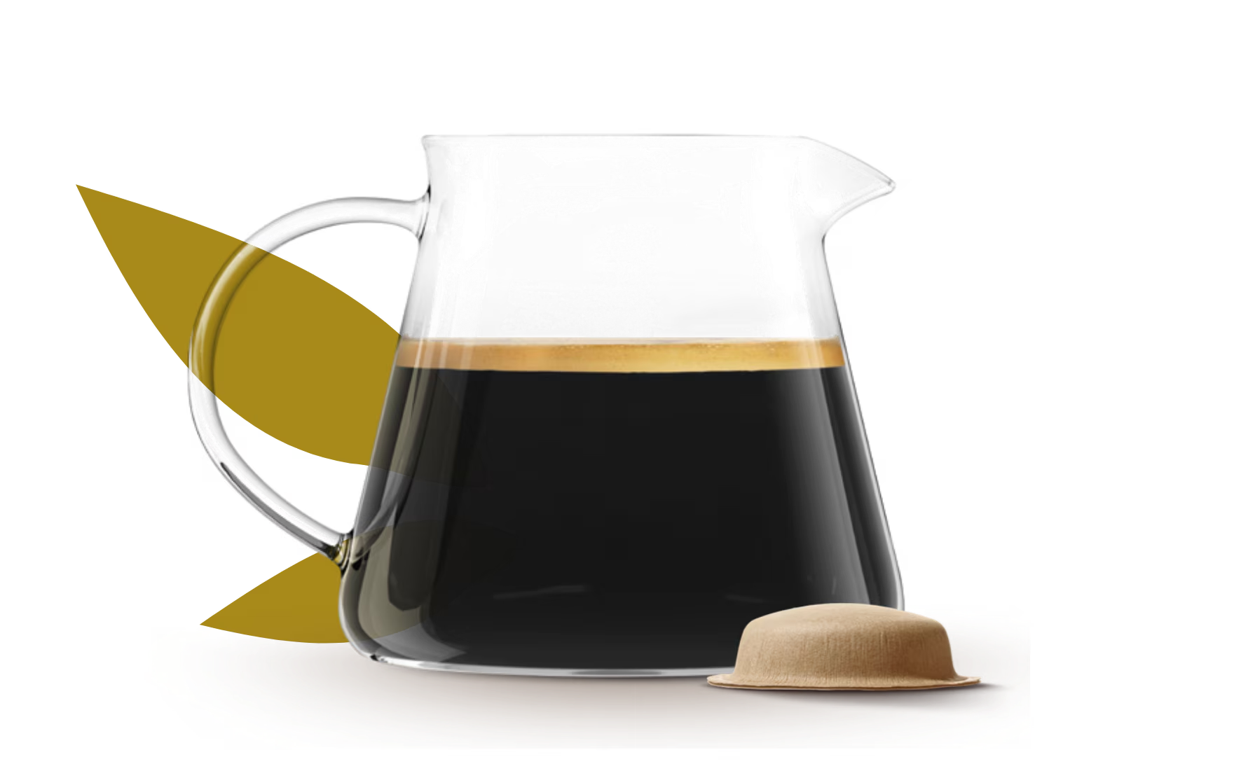 carafe remplie de café infusé à côté d'un pod à base de papier