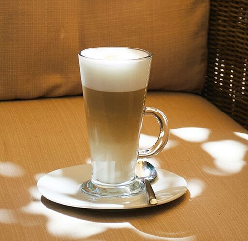 Tasse de cappuccino sur une table