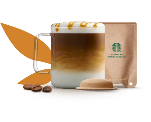 tasse avec un caramel macchiato à côté d'un pod et d'un sachet à base de papier