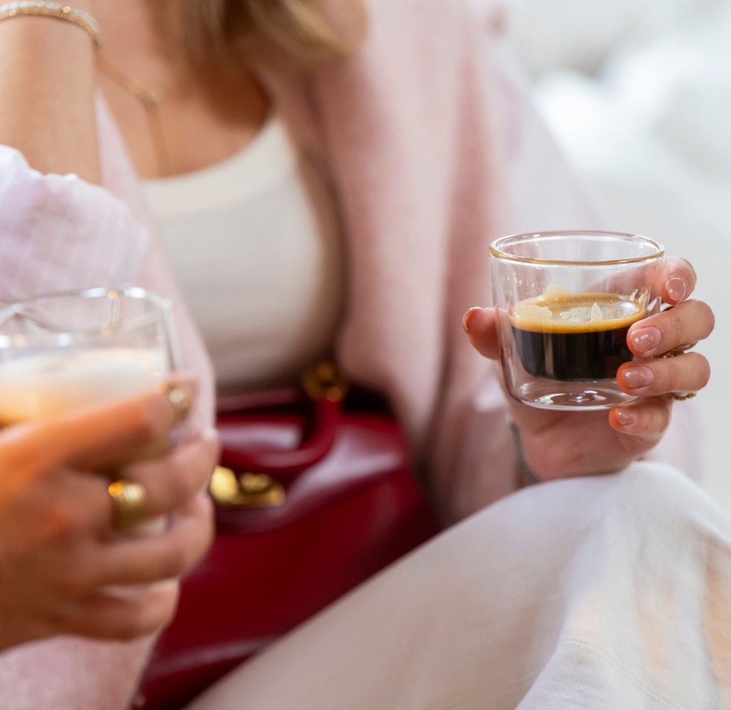 Personnes entrain de discuter autour d'un café