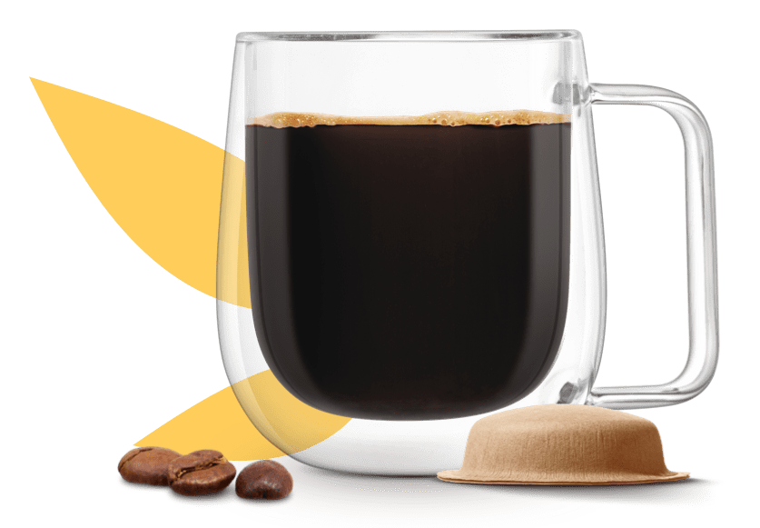 tasse de café à côté d'une capsule à base de papier