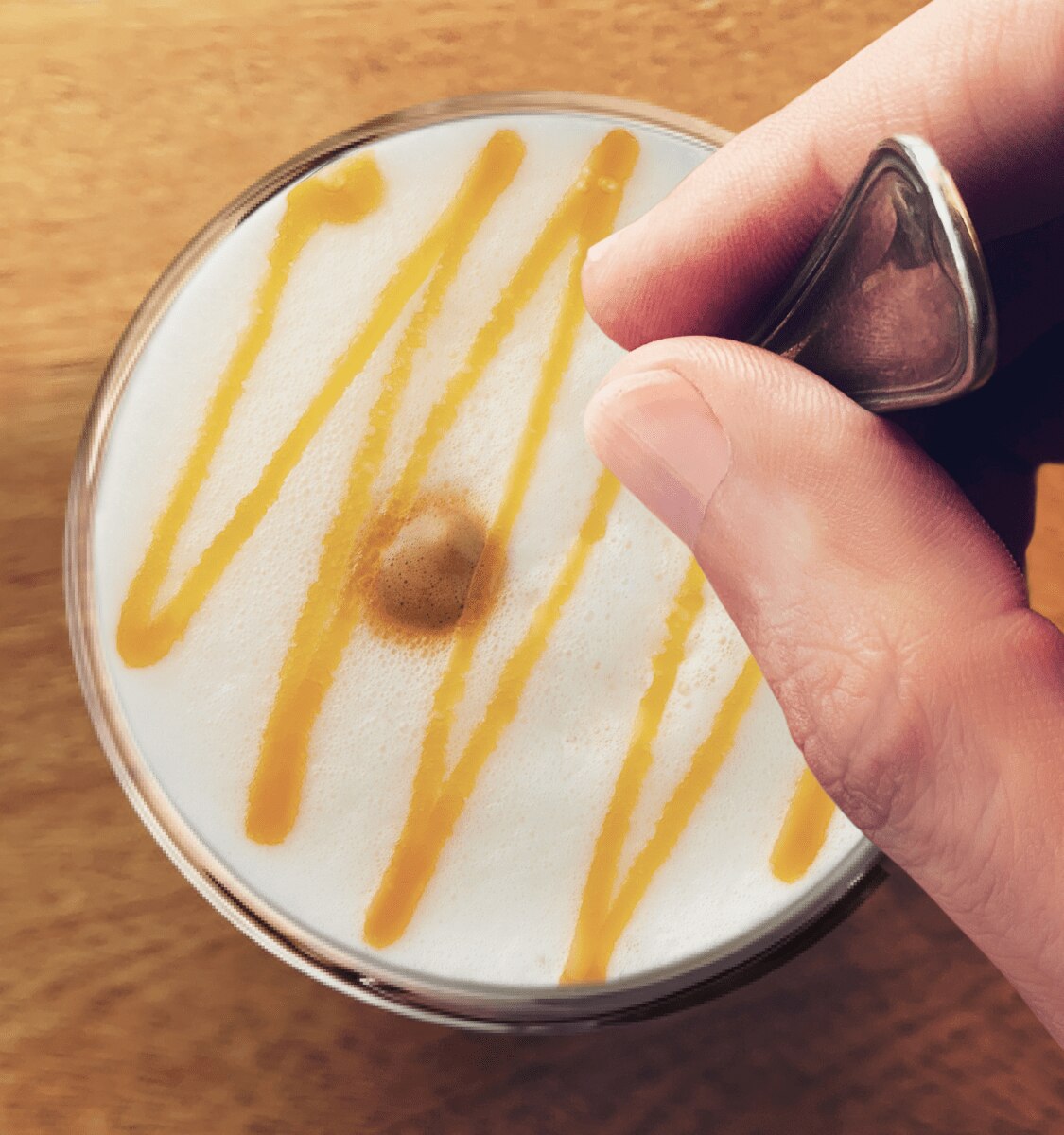 tasse avec un Caramel Macchiato