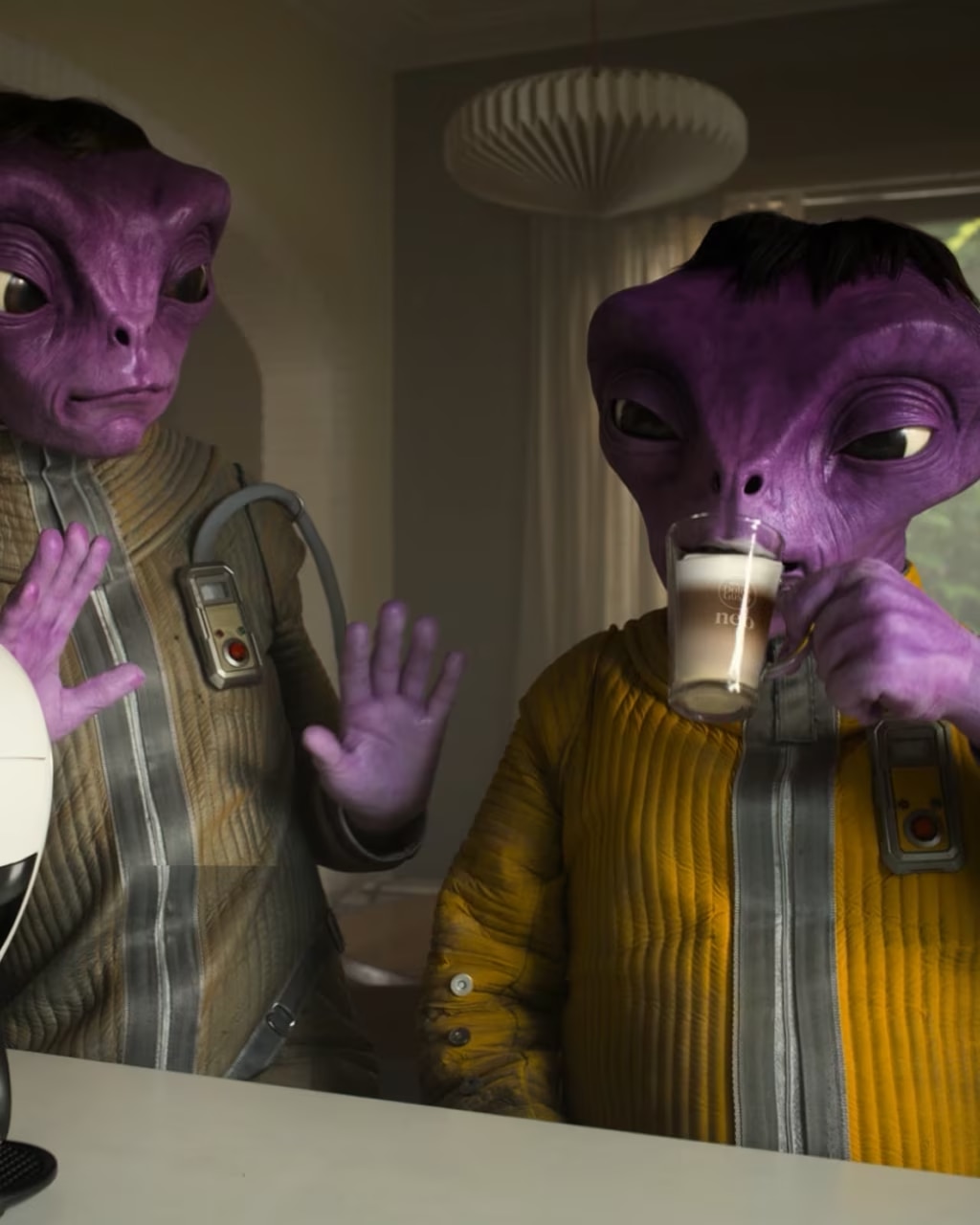 Vidéo d'aliens buvant du café ou choisissant des variétés, et extraction de café avec une machine NEO Latte.