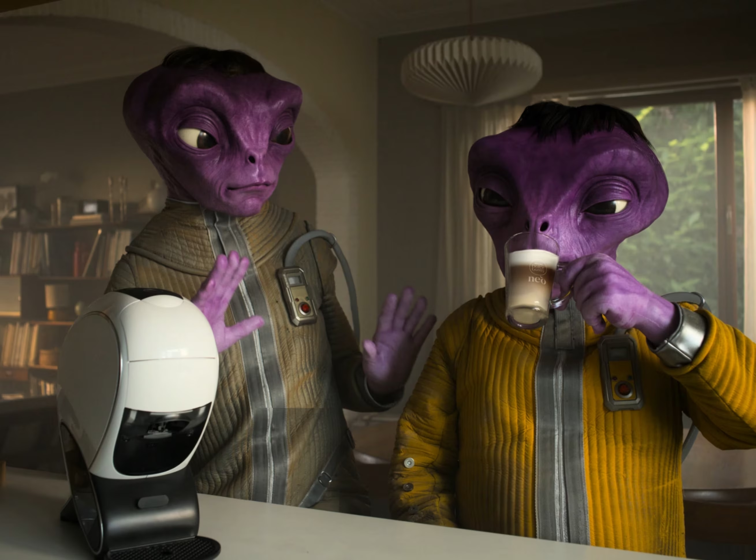 Vignette vidéo pour la campagne NEO Latte montrant une machine NEO Latte et deux aliens.