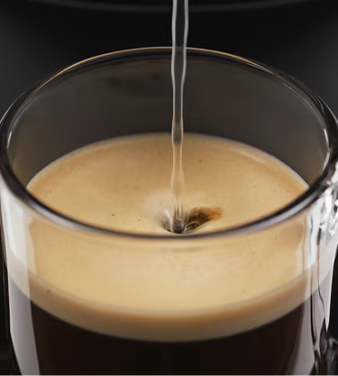 Main d'alien utilisant l'application pour personnaliser la taille du café.