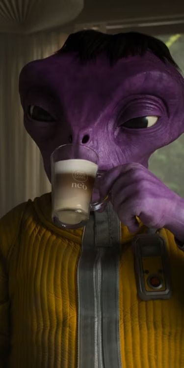 Vignette vidéo pour la campagne NEO Latte montrant une machine NEO Latte et deux aliens.