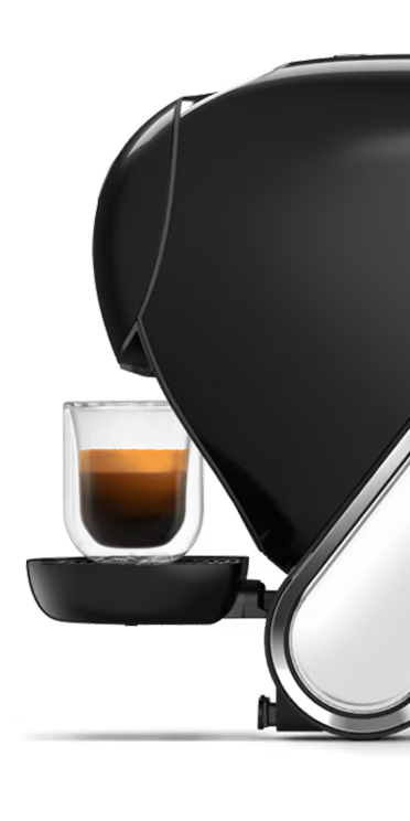 Une confrontation entre une machine à café NEO Latte blanche et une machine NEO Caffè noire. Un doigt d'alien flotte entre elles.