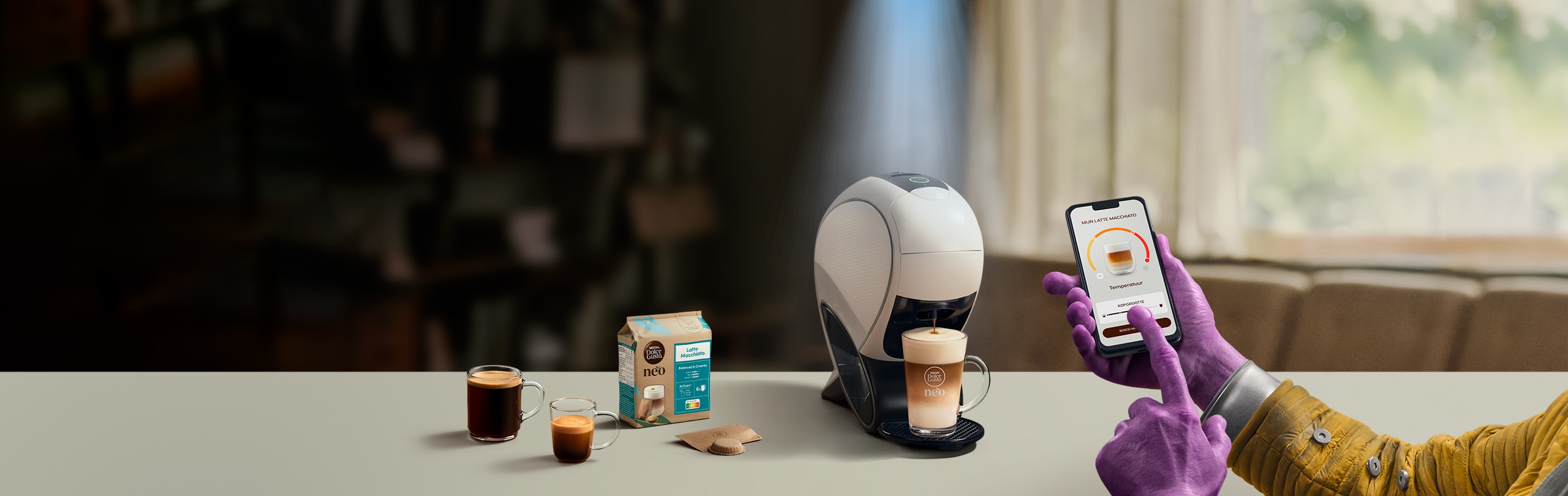 Een alienhand die de NESCAFÉ Dolce Gusto-app gebruikt om een koffie te personaliseren. NEO Latte-koffiemachine, koffiedoos en dranken.