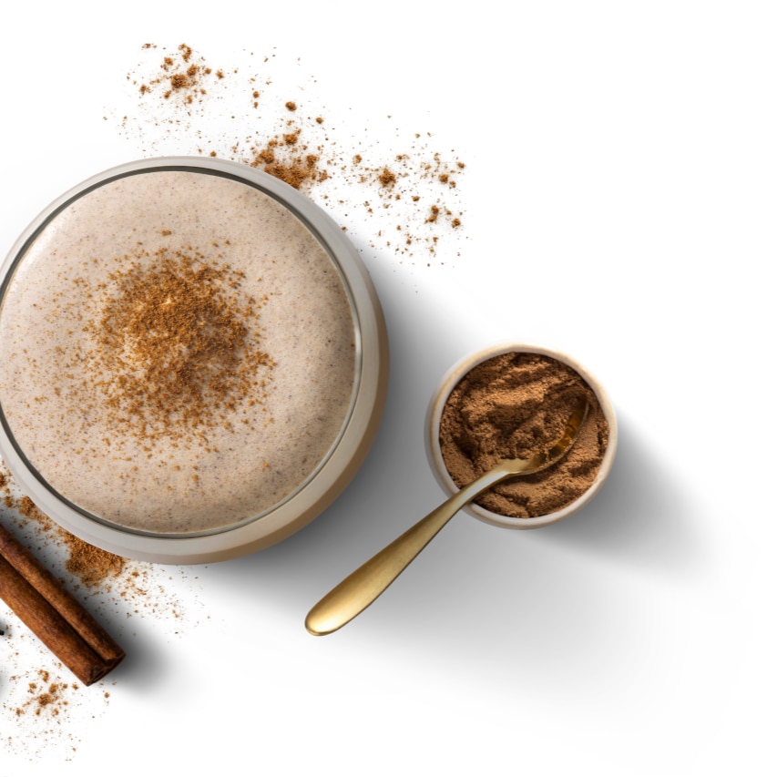Vue de dessus d'un Pumpkin Spice Latte avec de la cannelle et une petite cuillère à côté
