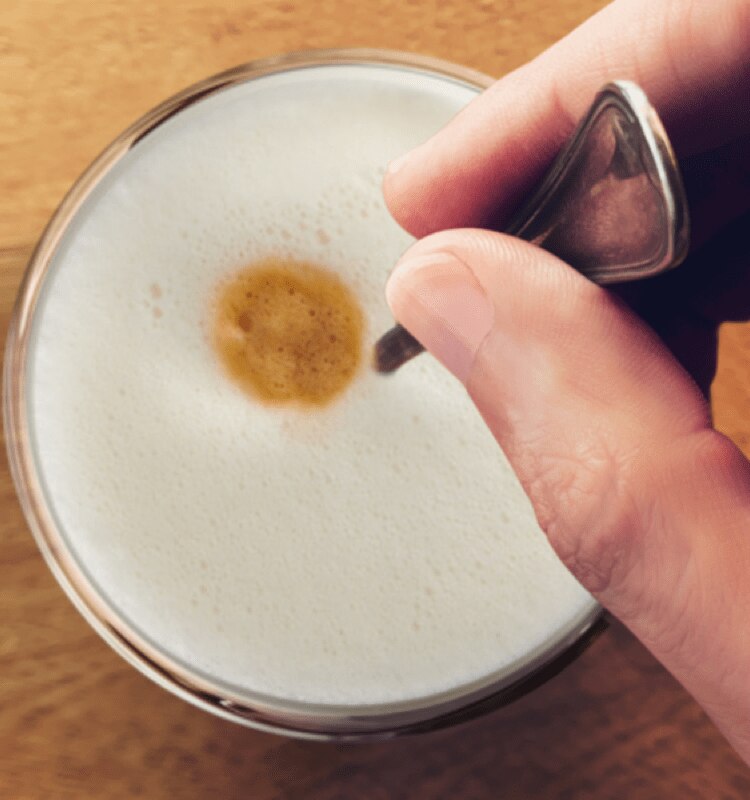 mousse de lait dans une tasse